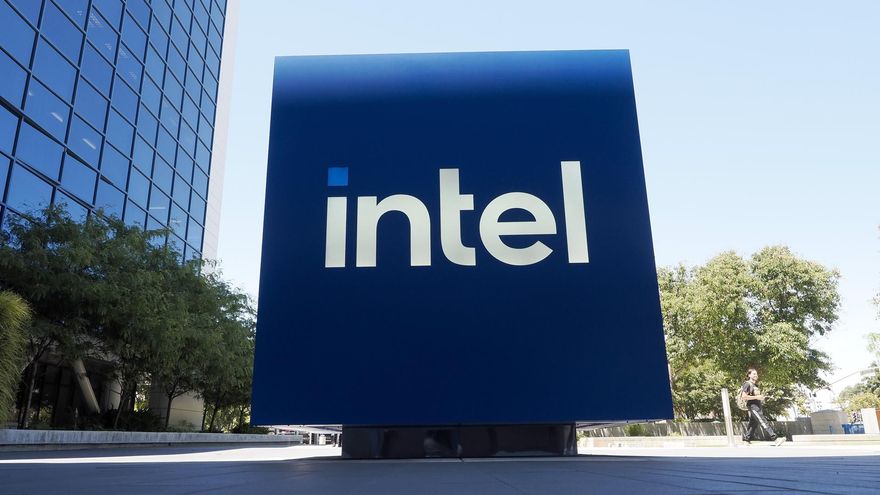 Operación salvar Intel: Trump estudia "nacionalizar" el gigante de los chips para evitar su caída