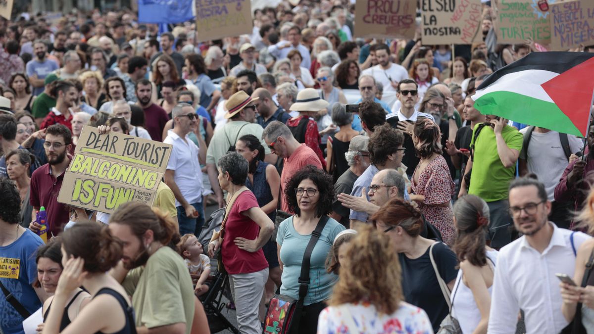 Primera manifestación contra el turismo de masas en Barcelona, convocada en junio de 2024 EFE/ Toni Albir