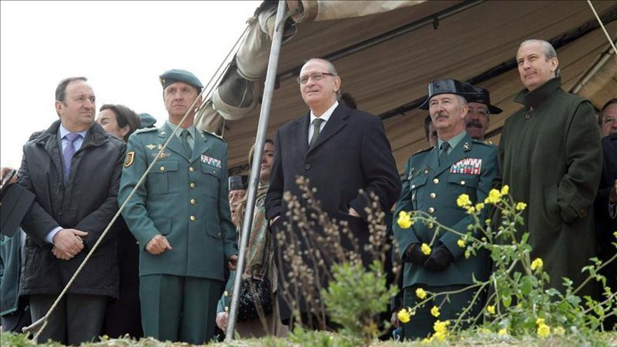 El ministro del Interior, Jorge Fernández Díaz, junto al director general de la Guardia Civil, Arsenio Fernández de Mesa