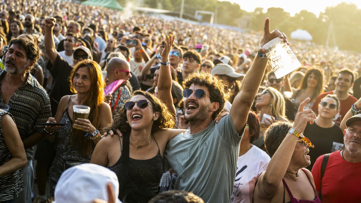 .- El público disfruta de la primera jornada del FIB 2025. El Festival Internacional de Benicàssim (FIB) abre este jueves de 3 días de conciertos con artistas como Thirty seconds to Mars, Bloc Party, Olly Alexander, La casa azul o Miss Caffeina, en una edición cargada de controversia tras la renuncia de ocho artistas por la vinculación del festival con el fondo de inversión proisraelí KKR. EFE/Andreu Esteban