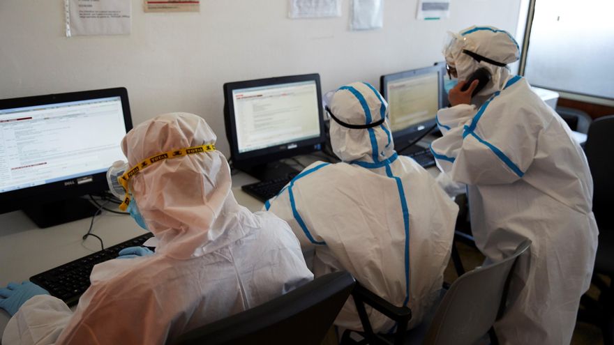 Profesionales sanitarios en el hospital del Mar de Barcelona.EFE/ Alejandro García/ Archivo