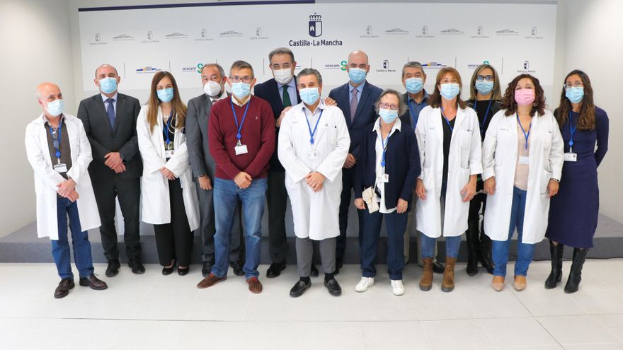 El consejero de Sanidad, Jesús Fernández Sanz y el Rector de la Universidad de Castilla-La Mancha, Julián Garde, suscriben el protocolo para la cesión de espacios docentes en el Hospital Universitario de Toledo para los alumnos de Medicina