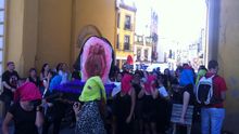 El 'aquellarre feminista' durante su parada en el arco de la Iglesia de la Macarena.