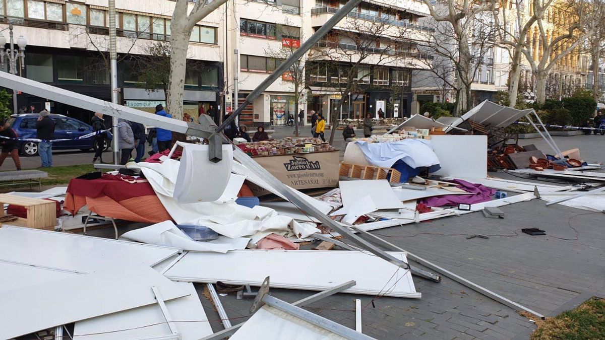 Casetas de la Feria de Artesanía destrozadas por el viento en la Acera de Recoletos de Valladolid.