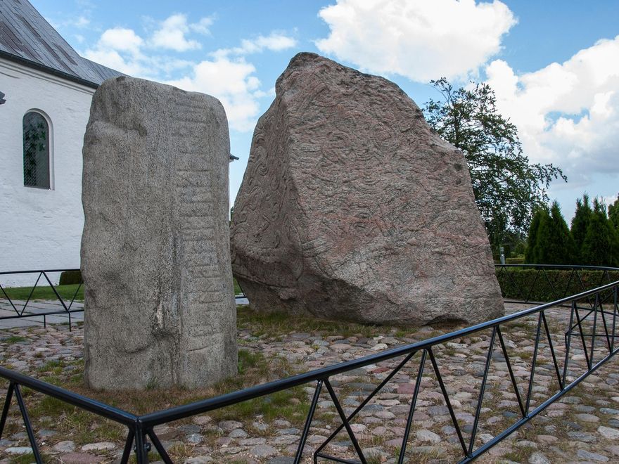 En las piedras de Jelling las runas nombran por primera vez a la nación danesa.