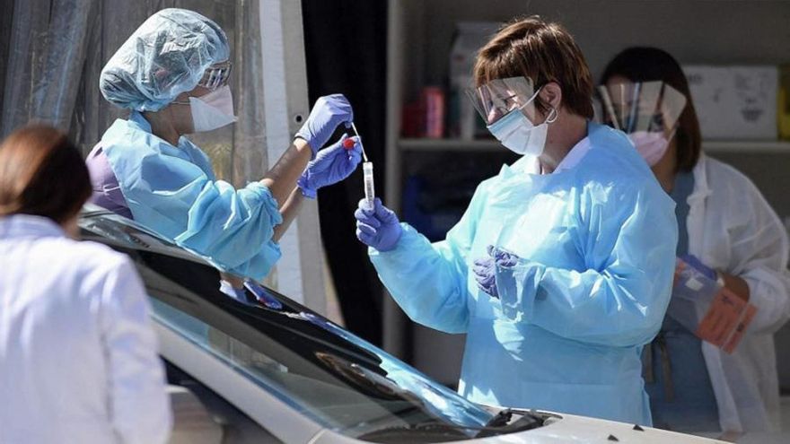 Cuarta ola de Covid-19: profesionales alertan por escasos cuidados y la falta de vacunas de refuerzo