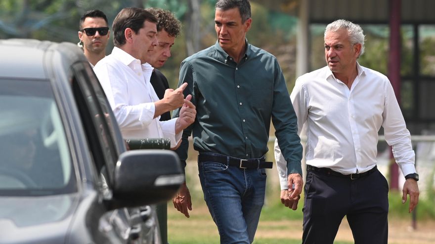 Imagen del presidente del Gobierno, Pedro Sánchez (c), junto al de la Junta de Castilla y León, Alfonso Fernández Mañueco (i), a su llegada a Caboalles (León) este domingo para seguir la última hora del incendio de Orallo (León). EFE/ J.Casares