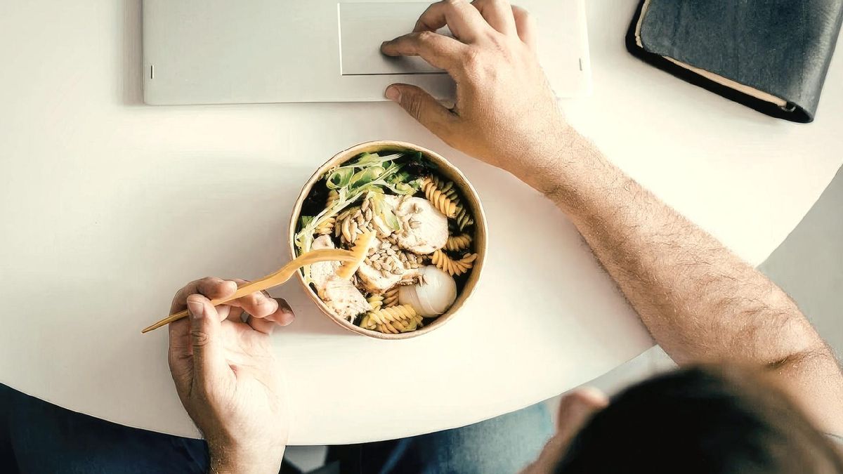 Ocho de cada diez trabajadores limita la cantidad o calidad de lo que come por motivos económicos en su jornada laboral