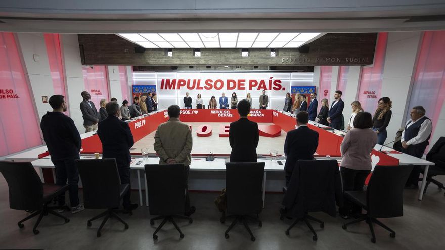 Minuto de silencio guardado por las víctimas causadas por la DANA al inicio de la reunión de la Ejecutiva Federal del PSOE, este lunes en Madrid.
