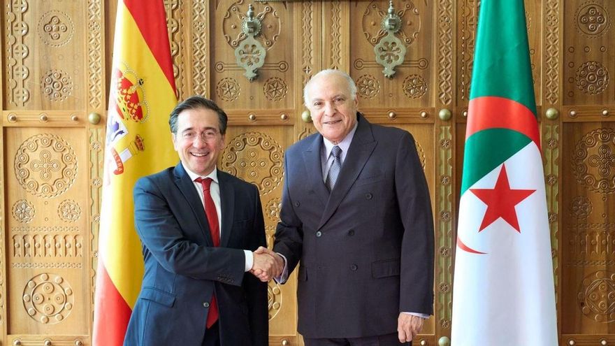 El ministro de Asuntos Exteriores, Unión Europea y Cooperación, José Manuel Albares, y su homólogo de Argelia, Ahmed Attaf, durante su encuentro en Argel