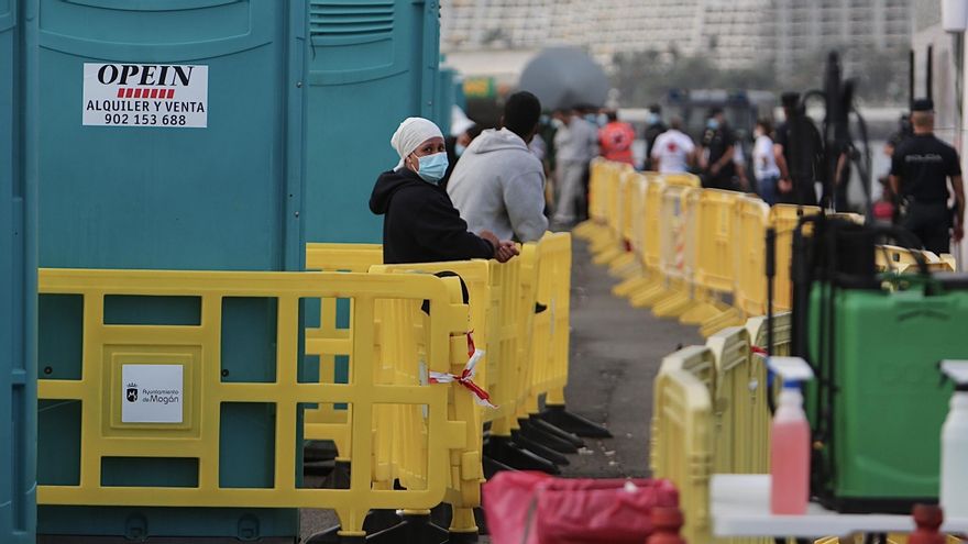 El muelle de Arguineguín vuelve a albergar a más de 90 migrantes tras el rescate de cuatro pateras durante la madrugada