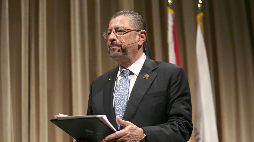 El presidente de Costa Rica recibe premio en la Universidad Internacional de Florida