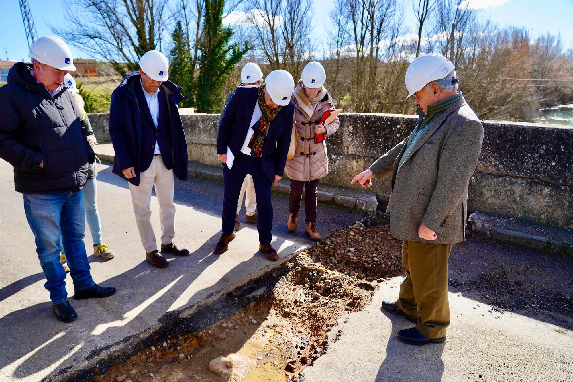 Las autoridades de la Junta en el Puente Canto de Sahagún.