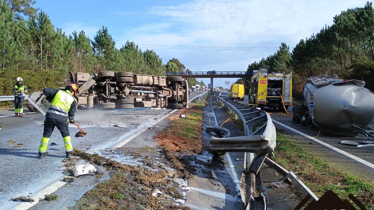 Tareas de limpieza para dejar expedita la A 8 tras el vuelco del camión cisterna