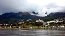 Vista de la ciudad de Ushuaia desde el Canal Beagle. VIAJAR AHORA