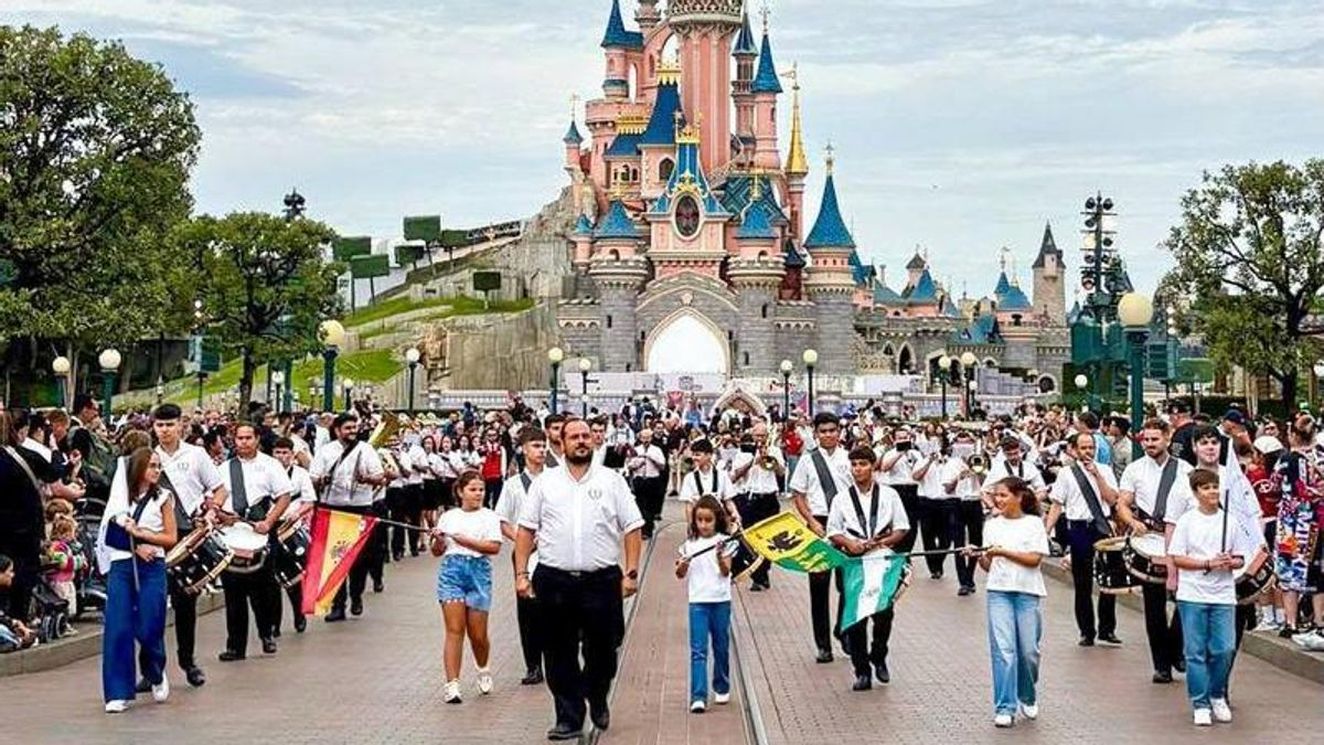 Una banda de música cordobesa toma Disneyland París en un pasacalles