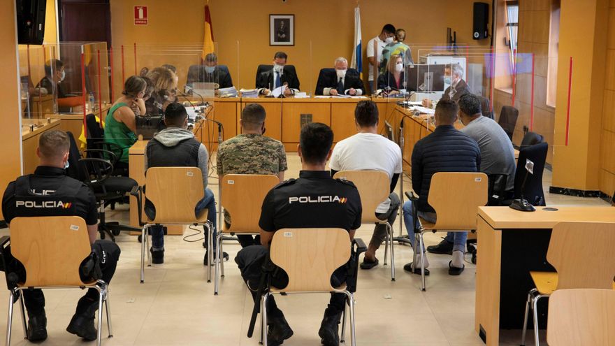 La Fiscalía rebaja la pena exigida para los cuatro acusados de un motín en el campamento de Las Raíces