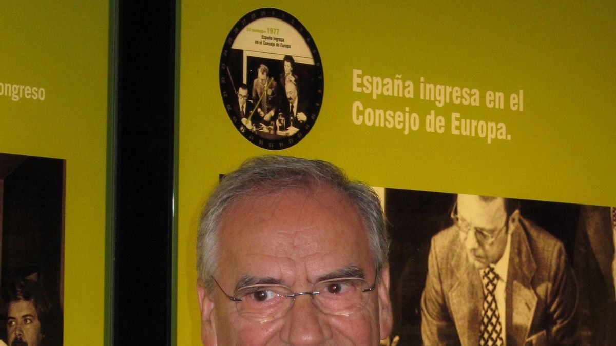 Guerra aprecia una "pelea" de "gallos" entre Aznar y Rajoy, "uno herido y el otro dormido"