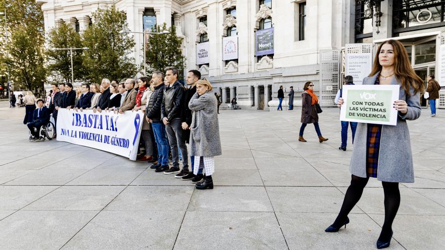 La concejala de Vox Carla Toscano, apartada de la pancarta y con su propio cartel de VOX, frente al Palacio de Cibeles, en el minuto de silencio por el útimo asesinato machista