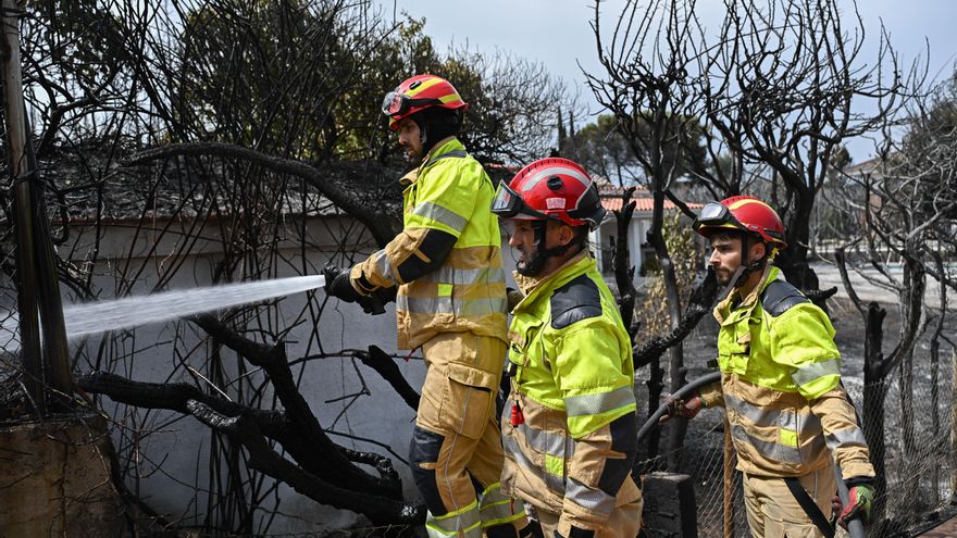 Bomberos en labores de extinción del incendio que desde ayer afecta a la localidad de Tres Cantos, Madrid, que ya está perimetrado y evoluciona favorablemente. EFE/Fernando Villar