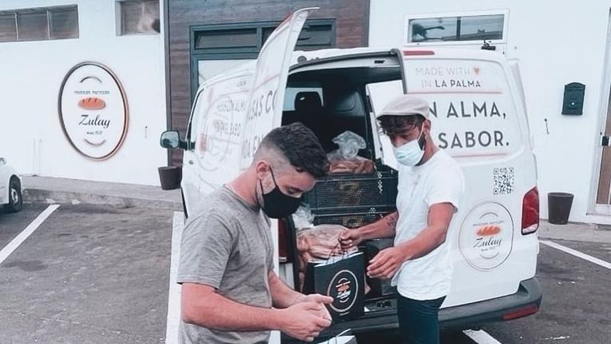 Rubén Zulay en reparto de pan por la isla