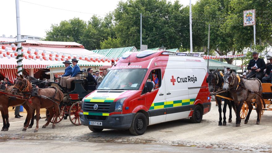 Una ambulancia de la Cruz Roja por el real de la Feria de Abril de Sevilla.