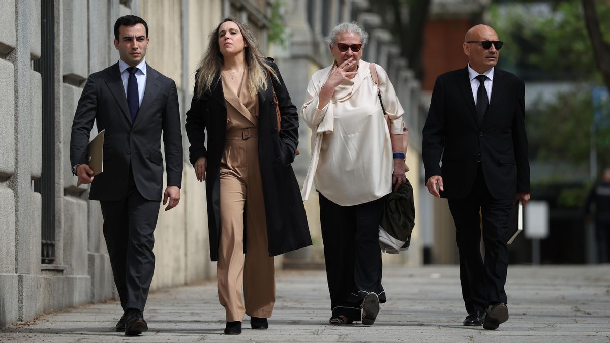 La empresaria Carmen Pano y su hija Leonor Fernández Pano, a su llegada al Tribunal Supremo, el pasado abril.
