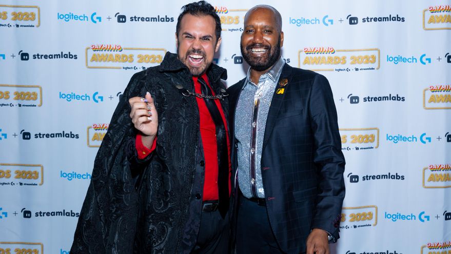 Presentadores en la plataforma de streaming de juegos Tabletop, Eugenio Vargas (i) y Urban Bohemian