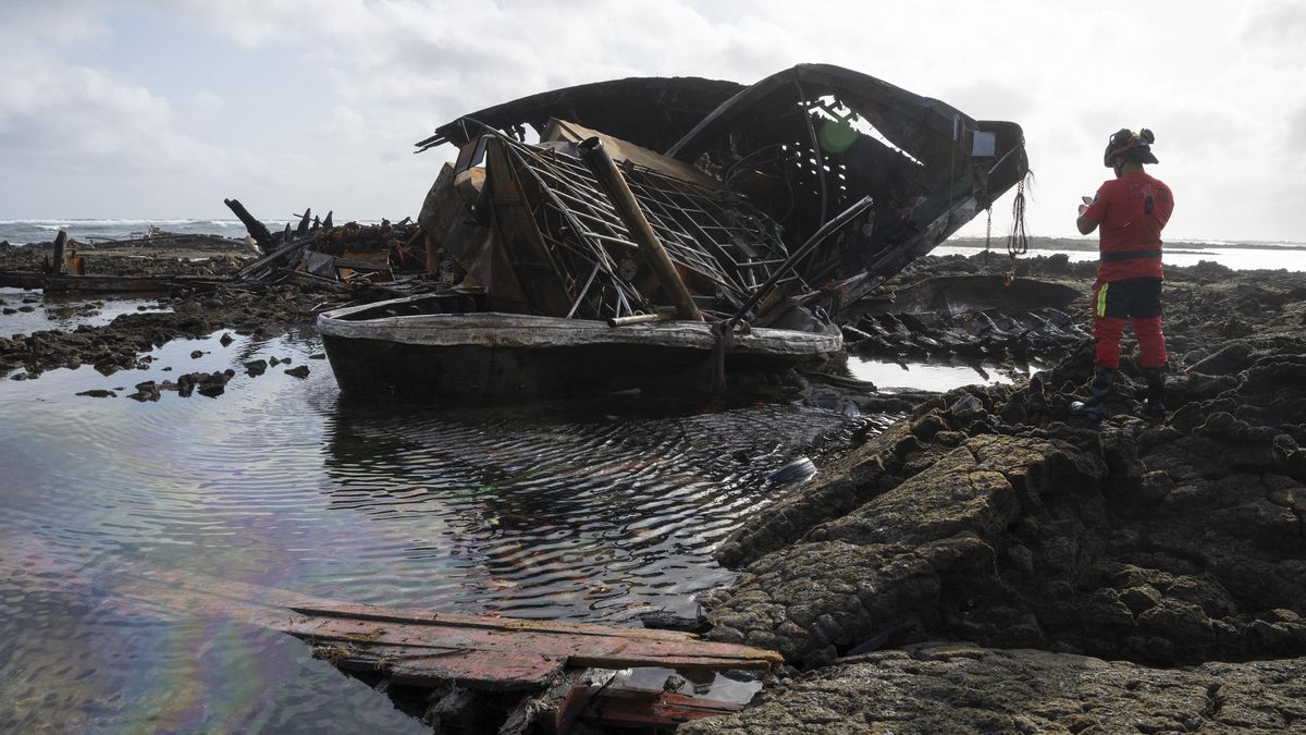 Restos del pesquero encallado en las rocas este miércoles, 10 de septiembre, en Órzola, en el norte de Lanzarote.