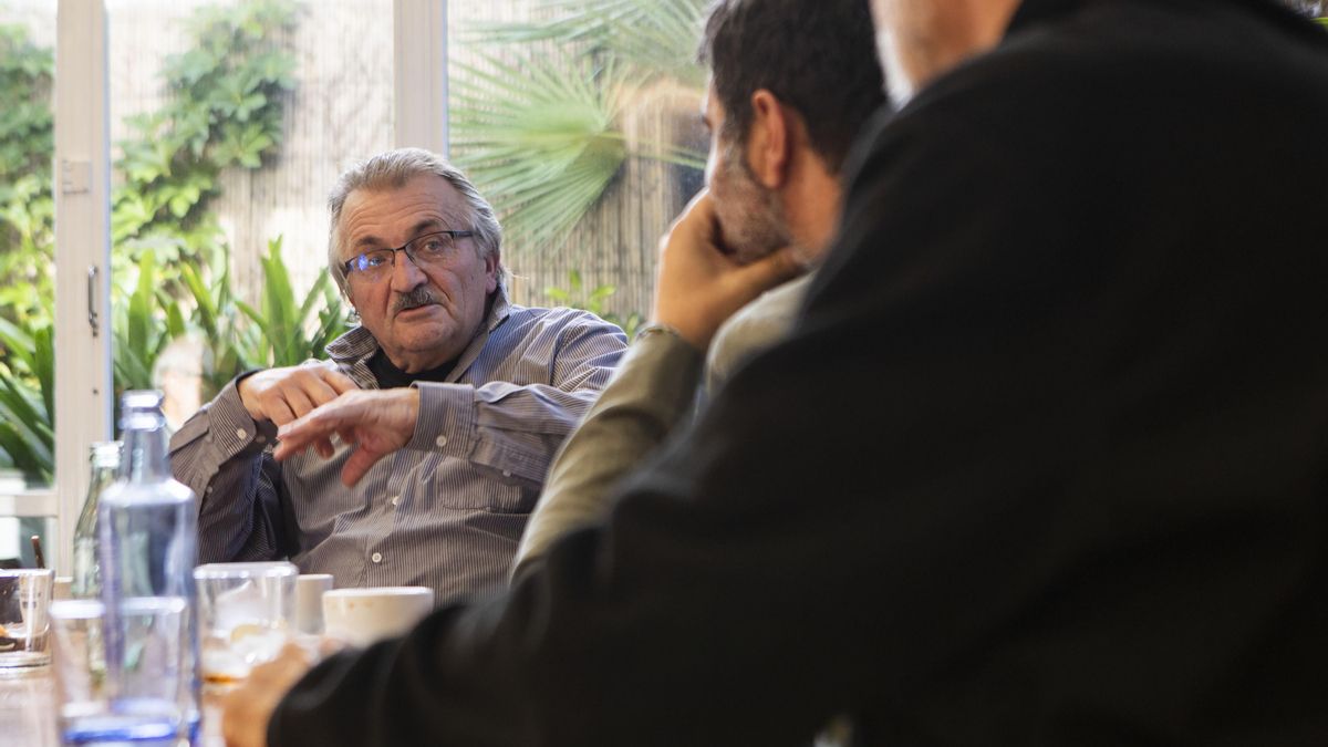 Domingo Sanz, al fondo, uno de los integrantes del grupo de vecinos