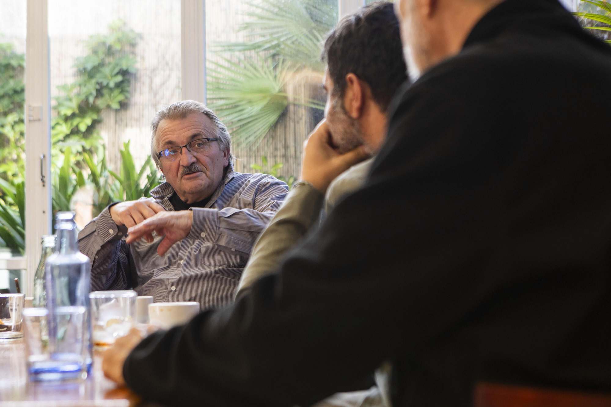 Domingo Sanz, al fondo, uno de los integrantes del grupo de vecinos