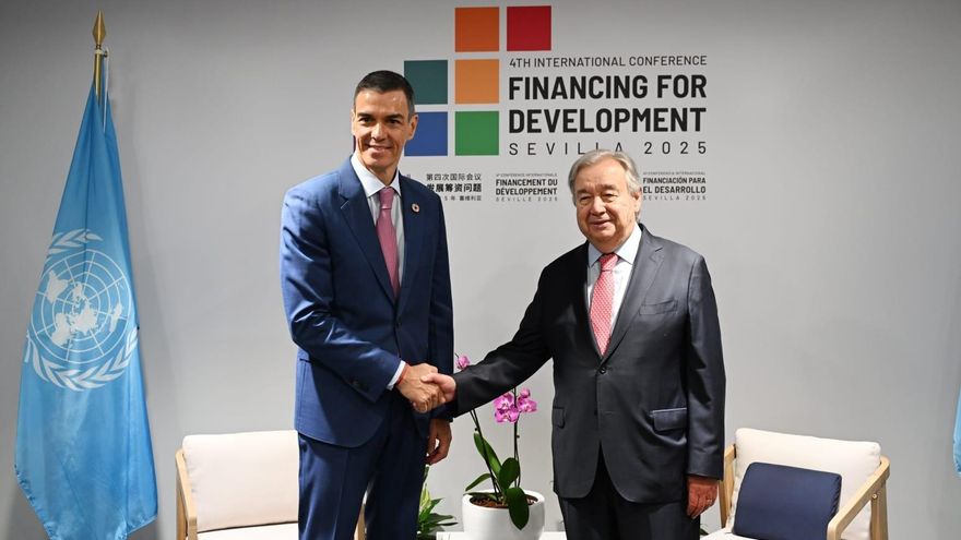 El Presidente Del Gobierno, Pedro Sánchez, Y El Secretario General De Naciones Unidas, Antonio Guterres, Durante La IV Conferencia Internacional Para La Financiación Al Desarrollo De La ONU Que Se Celebra En Sevilla.