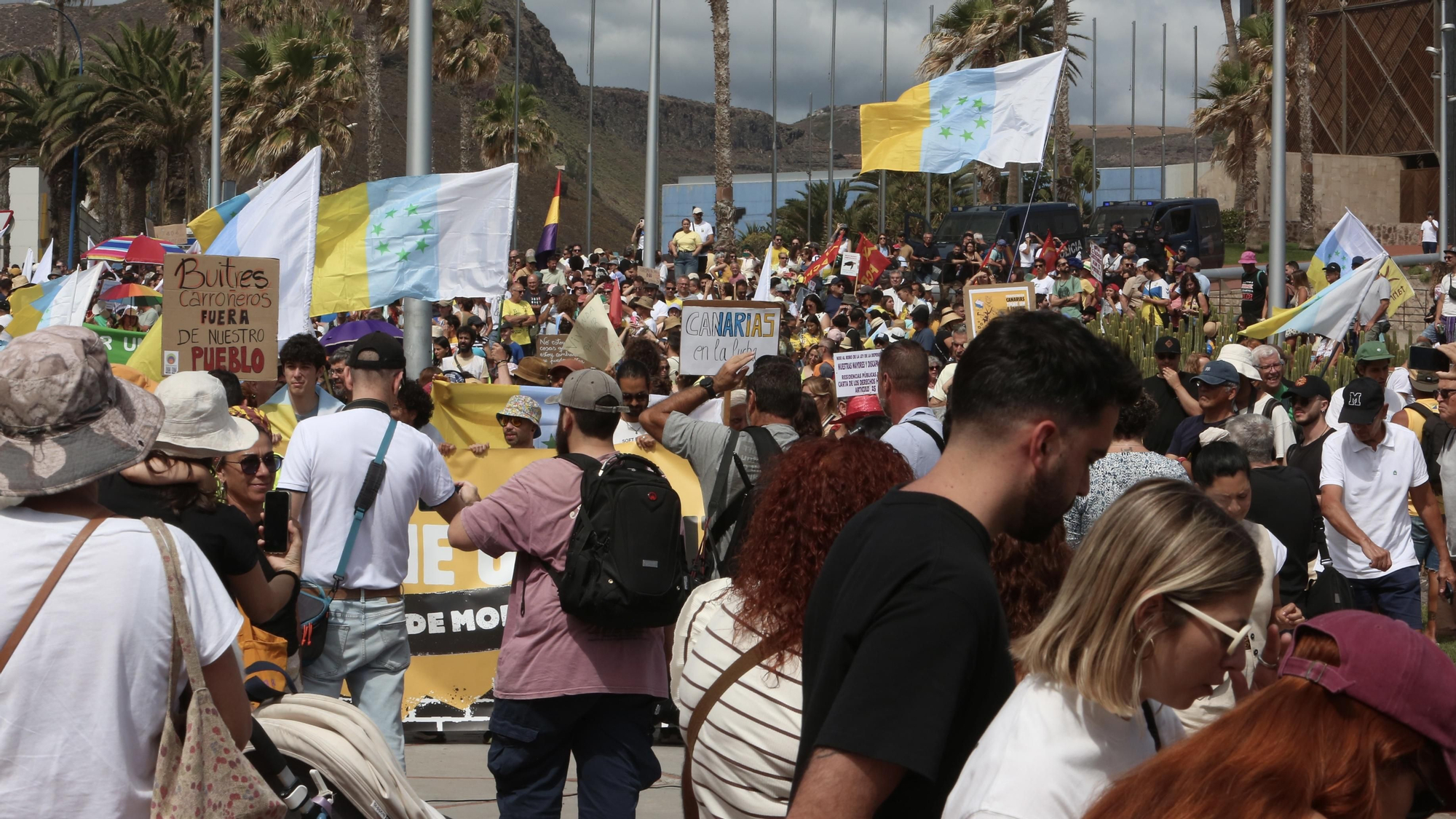 Manifestación en Gran Canaria bajo el lema 'Canarias tiene un límite'