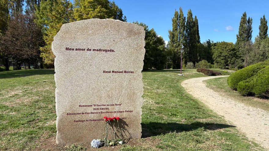 Flores depositadas este viernes en el monolito homenaje a Xosé Manuel Beiras