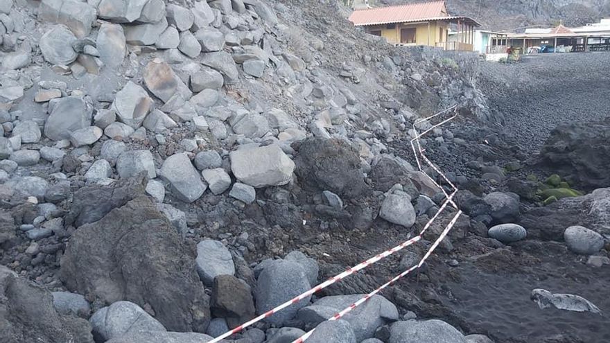El lugar del desprendimiento, en la zona de El Chorrillo, ha sido balizado por el Ayuntamiento