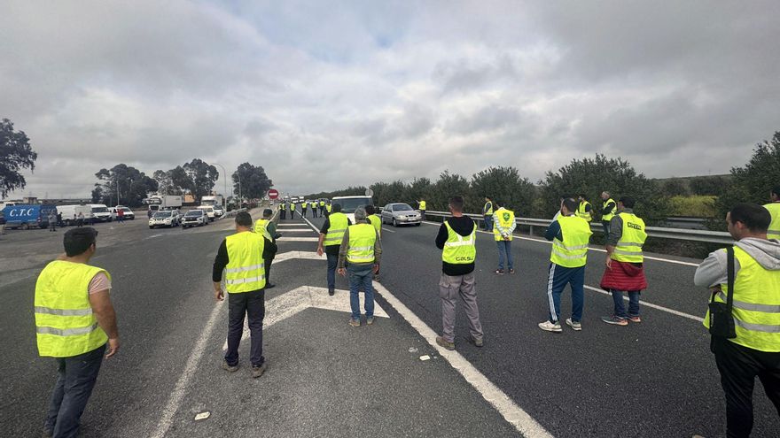 Agricultores cortan la autovía A-92, en Arahal desde primera hora de la mañana de este martes en la provincia de Sevilla. Las organizaciones agrarias Asaja, COAG, UPA y cooperativas Agro-alimentarias han anunciado su pretensión de dejar incomunicada mañana Sevilla con cortes en las cinco arterias de entrada y salida a la ciudad. EFE/Fermín Cabanillas