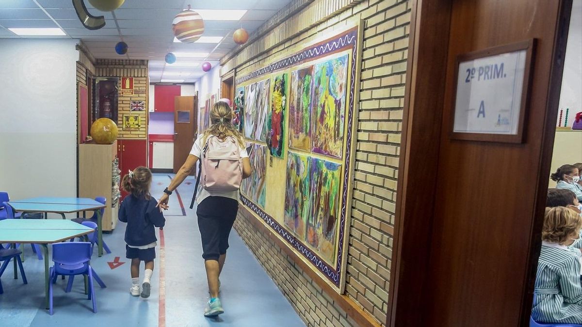 Una profesora acompaña a una niña en el colegio Virgen de Europa en Boadilla del Monte