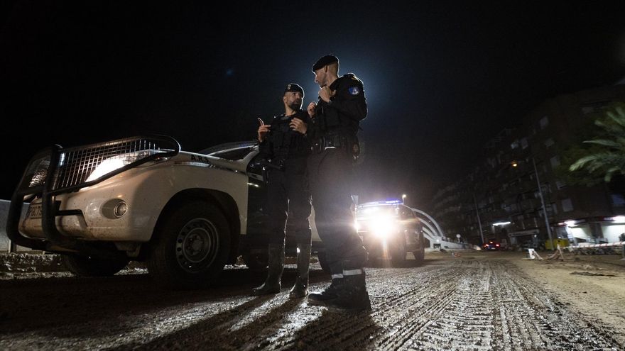 EuropaPress 6326462 dos agentes guadia civil ronda nocturna noviembre 2024 paiporta valencia