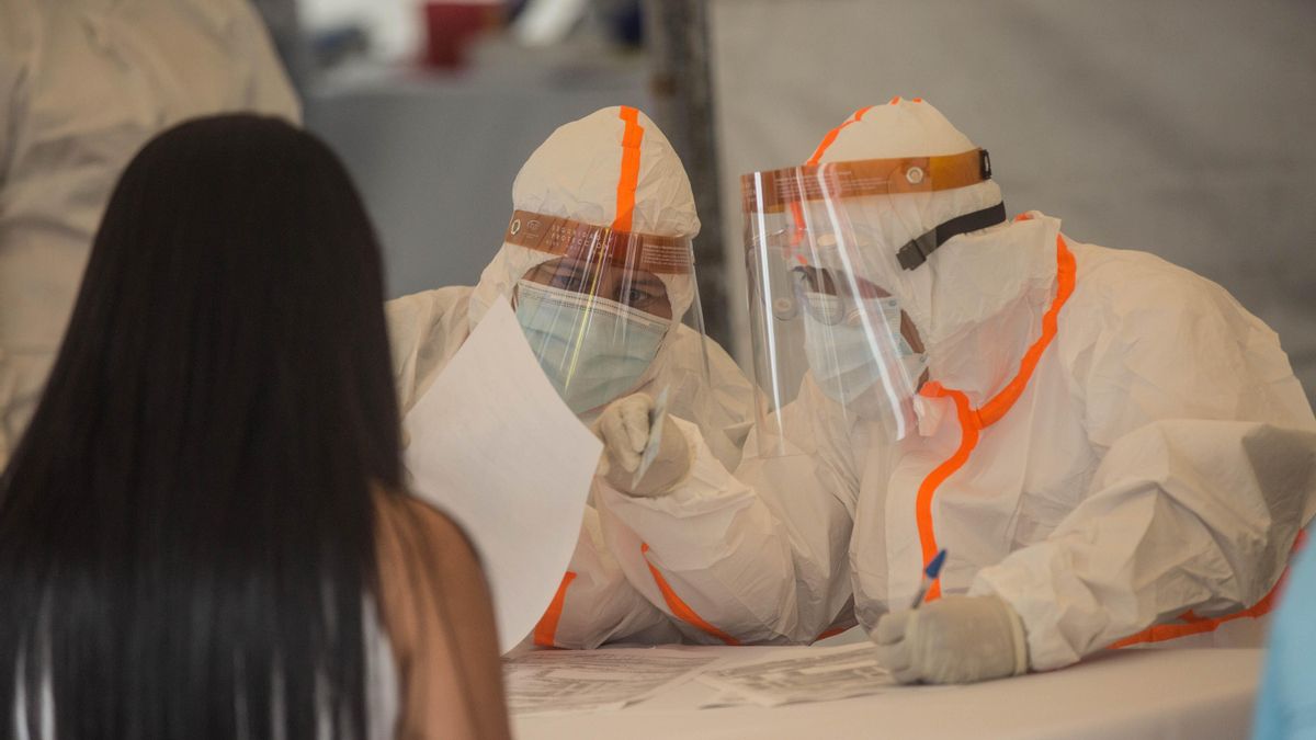 Personal de Salud toma los datos de una mujer para realizar la prueba del coronavirus, el 10 de agosto del 2020, en Ciudad de Guatemala (Guatemala). EFE/Esteban Biba/Archivo