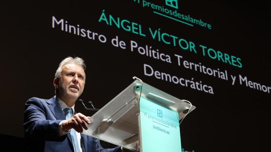 El ministro de Política Territorial y Memoria Democrática, Ángel Víctor Torres, durante la clausura de los premios Desalambre.
