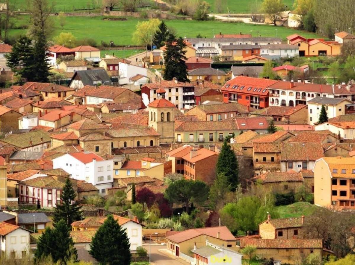 El centro urbano de Boñar con la torre de la iglesia destacando.