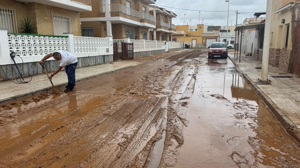 Las calles y el interior de algunas casas de Los Nietos están llenas de fango arrastrado por los torrentes de agua. Los vecinos limpian sin descanso desde primera hora de la mañana.