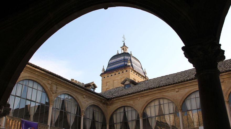 Está en el corazón de una ciudad Patrimonio de la Humanidad y algunos lo llaman el “Escorial andaluz”: un edificio renacentista que combina cultura e historia