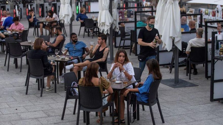 Catalunya cierra los bares con la incidencia de casos de coronavirus que Madrid alcanzó el 19 de agosto