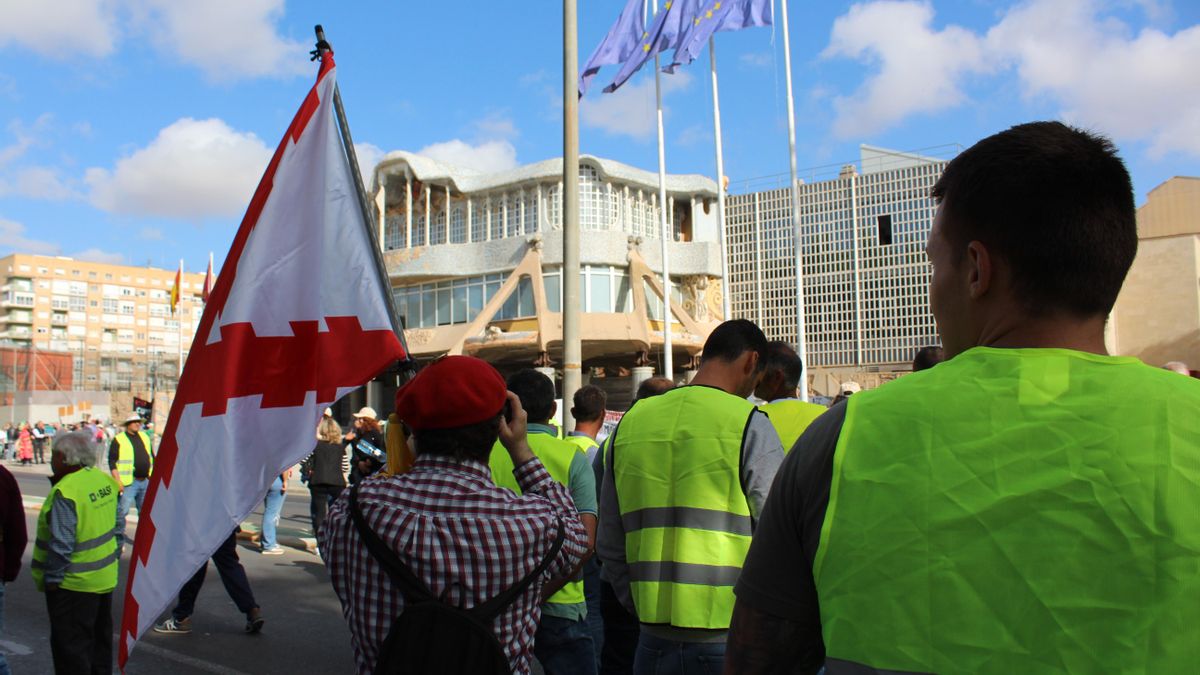 El imperio español, la Fundación Ingenio y el líder de Vox: las protestas agrícolas frente a la Asamblea Regional, en imágenes