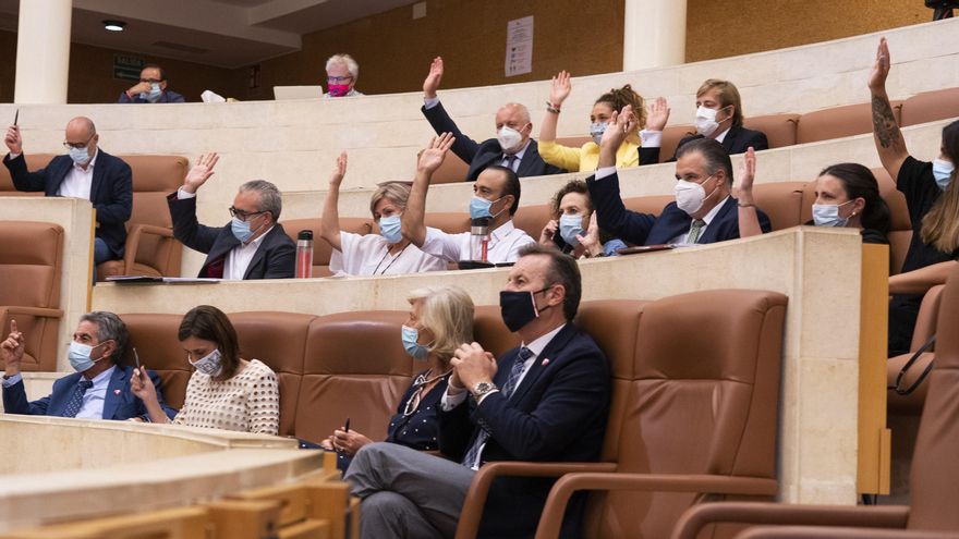 Votación de la bancada del PRC en un pleno del Parlamento de Cantabria.