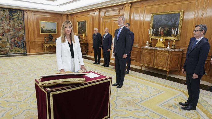 La magistrada Isabel Perelló, ante el ministro de Justicia, Félix Bolaños y el rey Felipe VI, promete su cargo como presidenta del Consejo General del Poder Judicial y del Tribunal Supremo