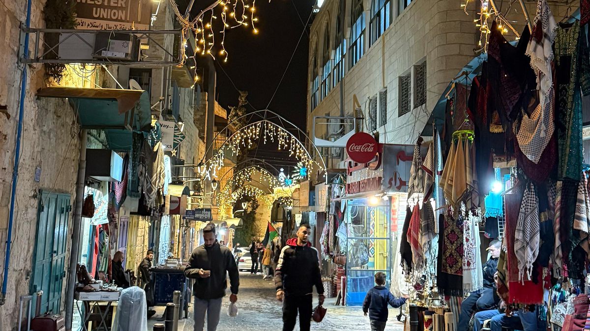 Una calle de Belén (Cisjordania) adornada con luces navideñas