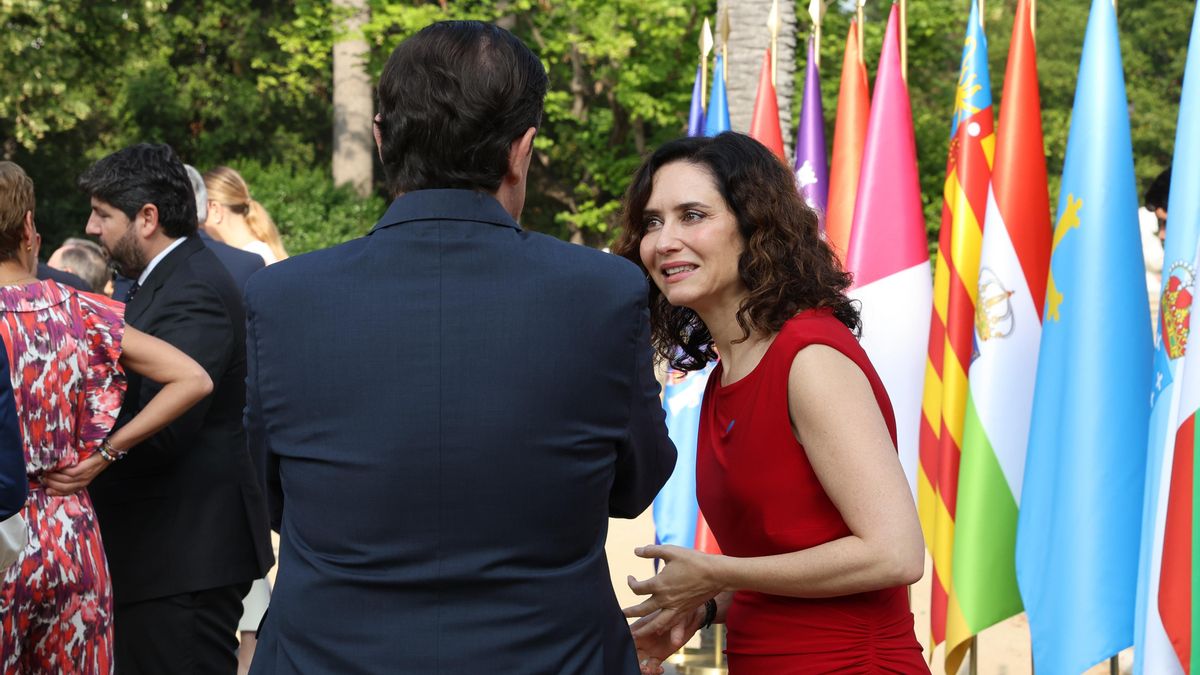 Díaz Ayuso conversa con Mañueco antes de la conferencia de presidentes.