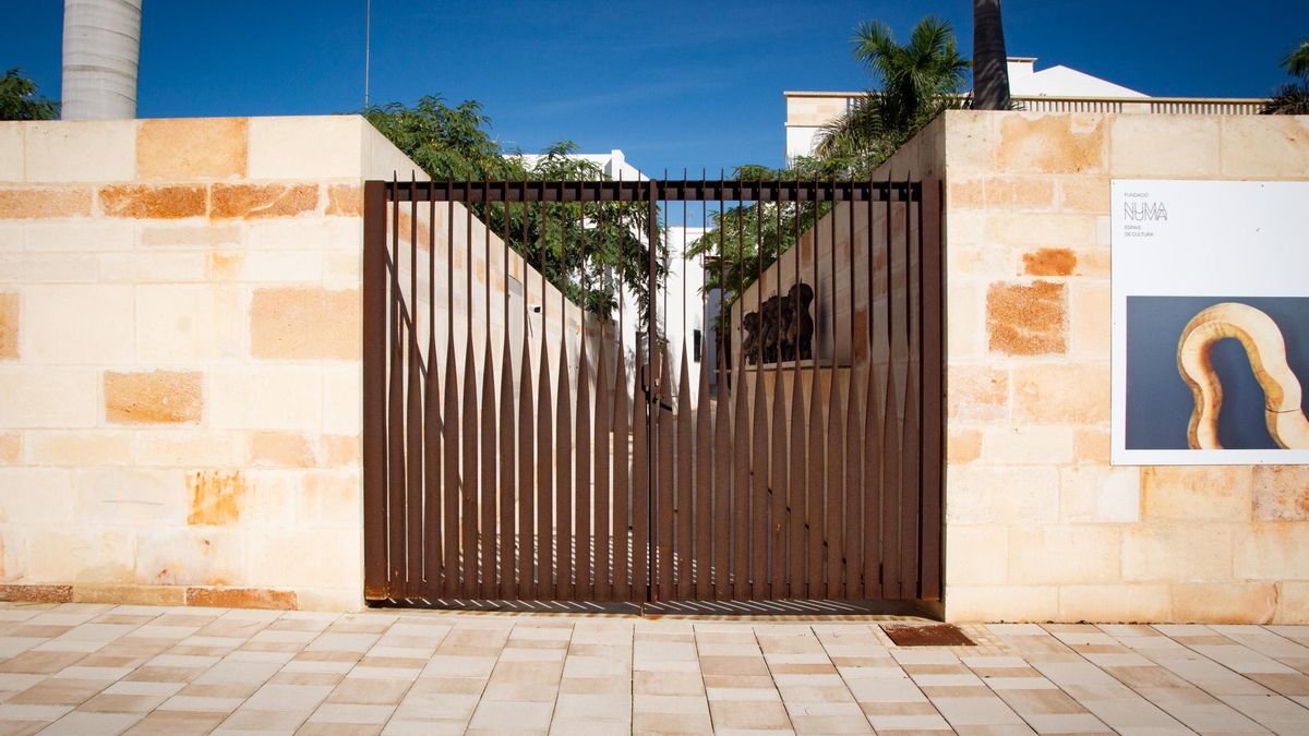 Puerta metálica instalada en el callejón y que solo permite el paso peatonal